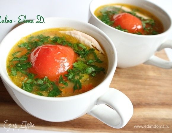 Разлить по суповым чашкам, добавить половинку помидора, мелко нарезанную зелень петрушки, кусочек форели.