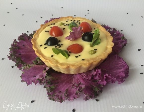 Остывшую корзинку наполнить кремом, украсить помидорками и маслинами, зеленью по желанию. 