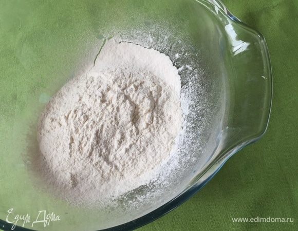 Просеиваем муку.