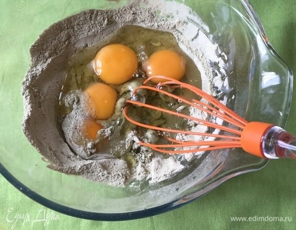 Вбиваем яйца.