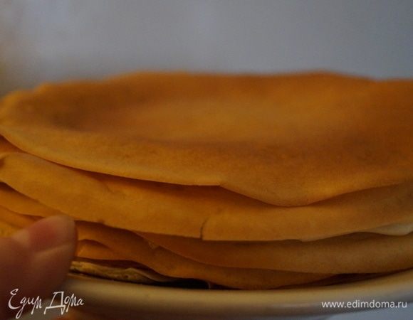 Тесто для блинов взбиваю погружным блендером, начинаю смешивать с ингредиентов для жидкой основы, в последнюю очередь просеиваю муку. Продукты заранее забираю из холодильника, чтобы они погрелись. Добавляю в тесто ложку лимонного сока. Готовое тесто должно постоять, тогда блинчики не будут разрываться при переворачивании, а дырочки будут просто замечательные.