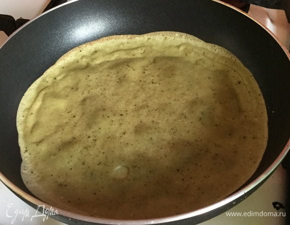 Жарим блины, первую сковородку чуть смазываем маслом.