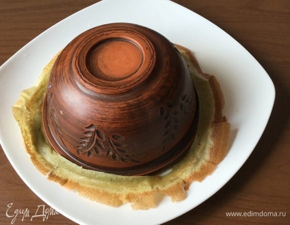 Вырезаем ровно коржи.