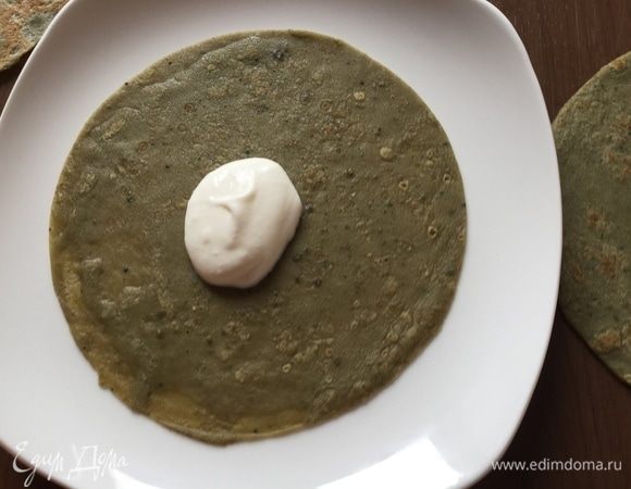 Выкладываем по две чайные ложки крема на блин.