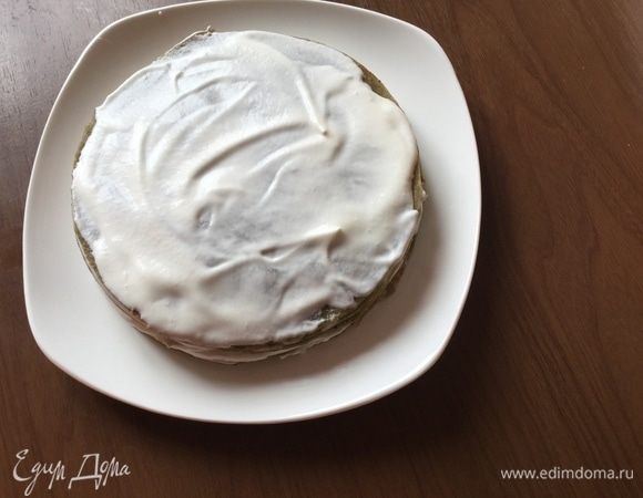 Распределяем крем и промасливаем все блины, кроме верхнего.