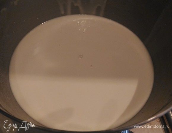 Сначала приготовим тесто. Для этого просто смешиваем все ингредиенты миксером и оставляем тесто в теплом месте минут на 40. Оно не будет увеличиваться в объеме, а просто станет слегка пузыриться. Консистенция как на обычные блины, если густое добавить еще воды.