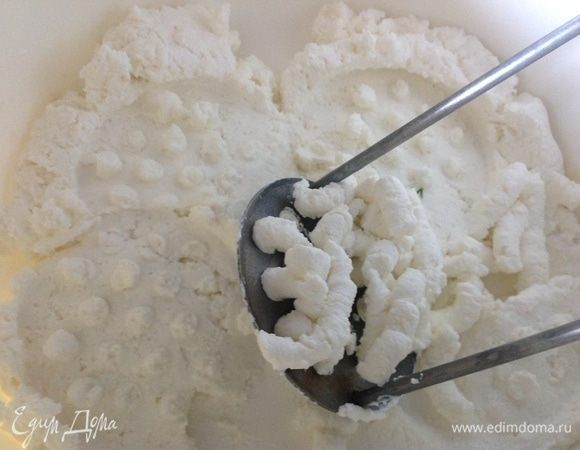 Творог помять картофеледавилкой (у меня творог влажный), можете протереть через сито, но я наоборот, люблю, чтобы попадались мелкие комочки творога в структуре блина, поэтому даже мяла творог без усердия.