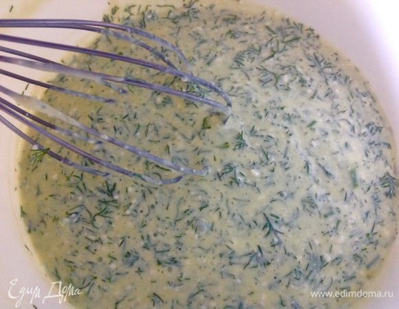 Вымешиваем, растирая яйца с творогом.