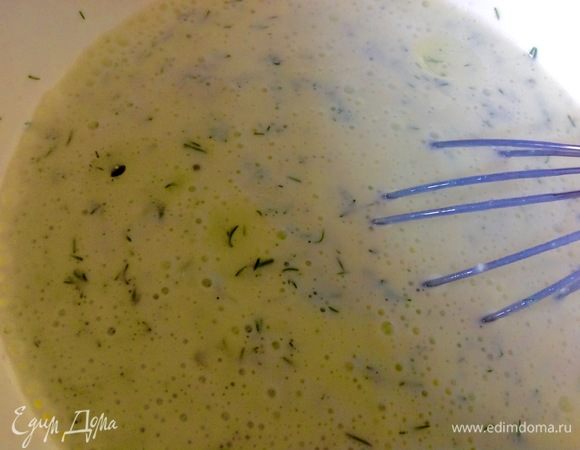 Выливаем половину бутылки кефира в творожную массу, затем в оставшийся кефир в бутылке всыпаем соду. Таким образом мы ее гасим в кефире, закрываем бутылку крышкой, тщательно взбалтываем несколько раз и выливаем содержимое тоже в творожную массу, добавляем растительное масло. Снова венчиком вымешиваем.