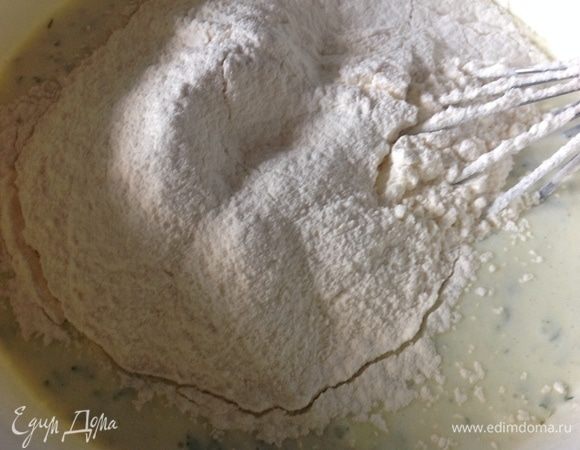 Муку порциями просеиваем в жидкое тесто и замешиваем венчиком.