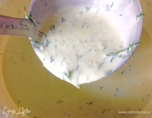 Вливаем крутой кипяток и быстро вымешиваем до гладкости.