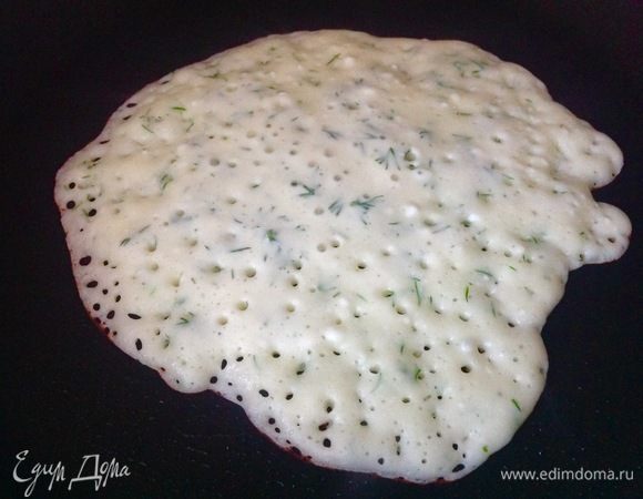 Жарю на хорошо прогретой сковороде А/П, делаю первый блинчик маленького размера.