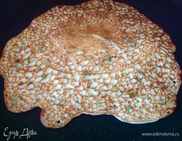 Если первый маленький блин перевернулся хорошо, значит, начинаю делать большие блины.