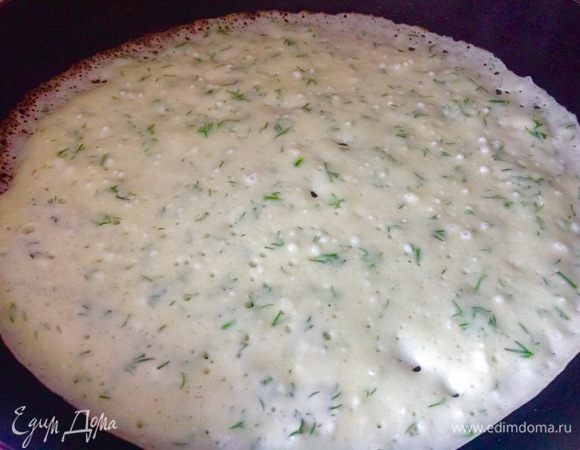 Каждый раз смазываю сковороду растительным маслом.