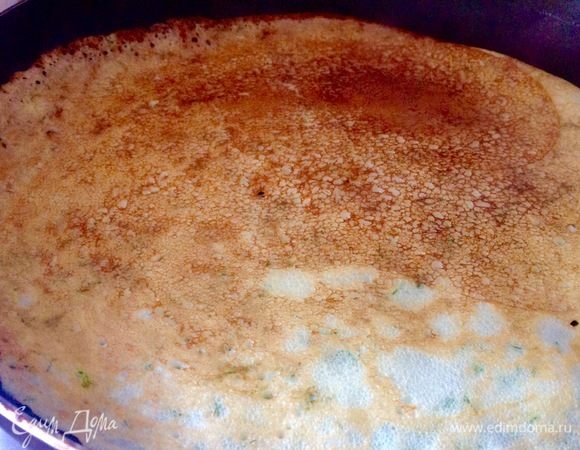 Поддеваю лопаткой и переворачиваю.