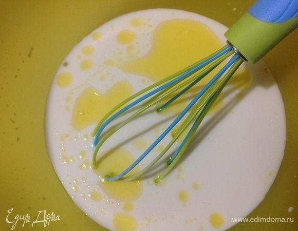 В теплом молоке развести дрожжи, сахар и соль.
Добавить оливковое масло.
