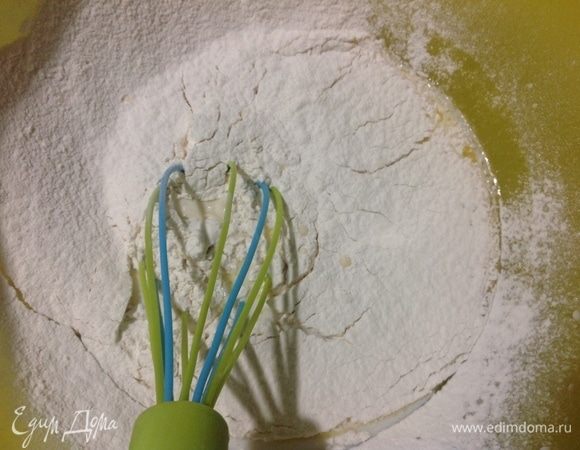 500 г муки просеиваем порциями в молочную смесь и замешиваем венчиком.
Все 500 г муки ушли в тесто, тесто липкое и бесформенное.