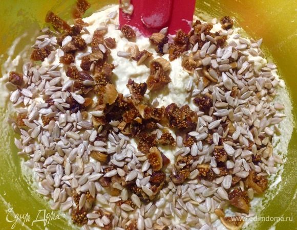 Добавляем нарезанный мелкими кубиками инжир и пару горстей семечек, вмешиваем это все в тесто.