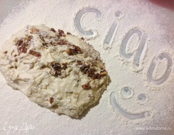 На рабочую поверхность просеиваем еще 100 г муки, выкладываем липкий ком теста и начинаем руками вмешивать муку в тесто, месим примерно 5 минут, не больше, потому что инжир весь расползется по тесту, если месить долго.