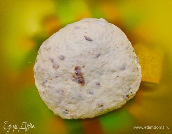 Тесто замесили, кладем его в чистую и сухую миску, накрываем полотенцем и ставим в тплое место на 1–1,5 часа до увеличения как минимум вдвое.
