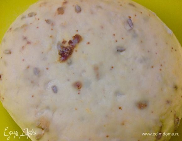 Время прошло, подошло и наше тесто, выкладываем его снова на рабочую поверхность и обминаем, выпуская из него воздух.