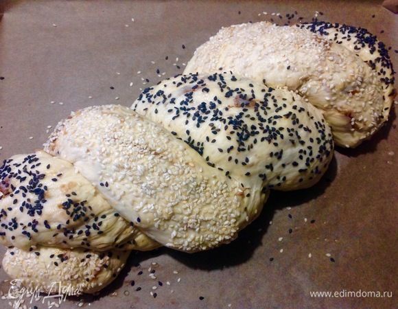 Вот такой он, посыпанный кунжутом.