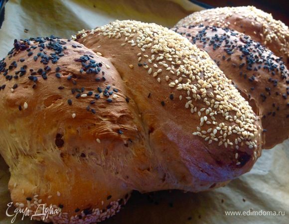 Ставим хлеб в духовку выпекаться, у меня хлеб выпекался 1 час 15 минут, на уровне по середине духовки.
Остужаем хлеб обязательно на решетке, он большой, чтобы дно хлеба не промокало от собственный паров.