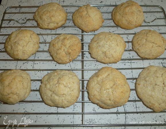 Выпекать 12–15 минут (может, чуть дольше, в зависимости от духовки). Остудить на решетке.
