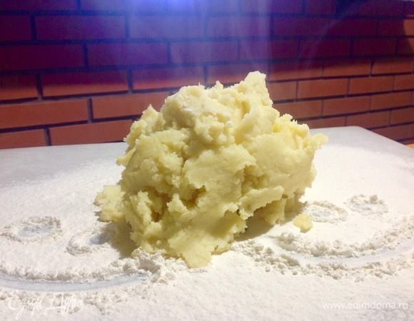 Картофель отварили, добавили яйцо, кусочек (60 г) сливочного масла, быстро помяли картофеледавилкой, соль и перец по вкусу добавили, просеяли на рабочую поверхность 300 г муки.