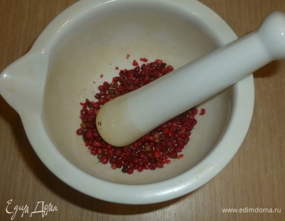 Растолочь перец немного в ступке.