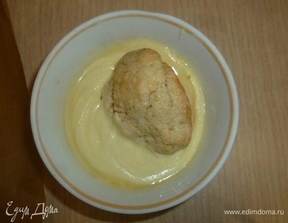 Окунуть в шоколад печенье наполовину.