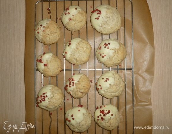 Выложить на решетку и сразу посыпать розовым перцем. 