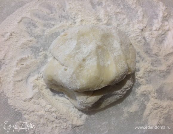 И начинаем замешивать тесто в муке.