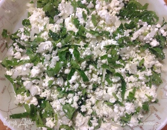 Творог помять вилкой, посолить, поперчить по вкусу и добавить нарезанную зелень.