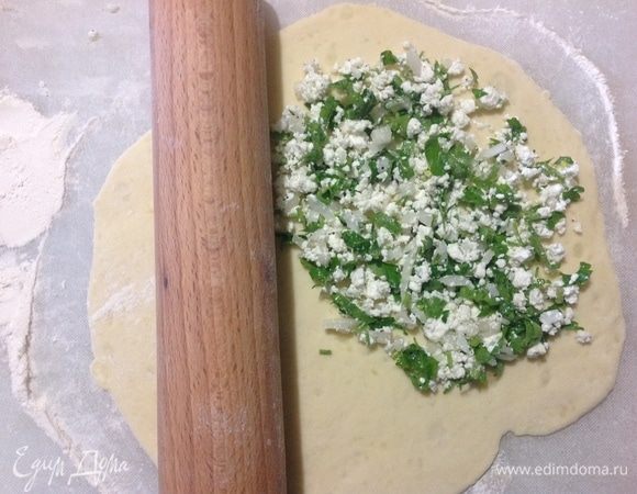 Тесто делим на равные 8 частей, берем одну часть и раскатываем в лепешку, на одну половину выкладываем творожную начинку, второй половиной накрываем и защипываем крепко края.