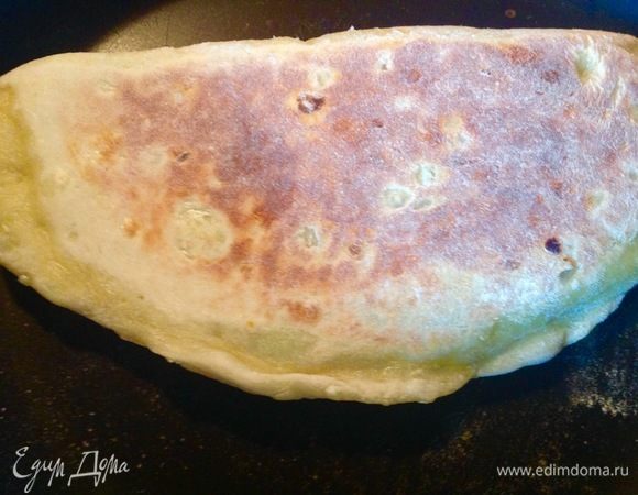 Жарим на сухой сковороде до румянца с двух сторон.