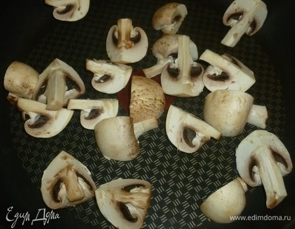 Поставить на средний огонь большую антипригарную сковороду. Разрезать грибы на четвертинки, жарить, помешивая, до появления аромата. 