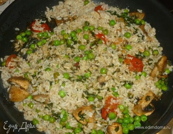 Когда рис готов, выложить его в сковороду, готовить 5 минут, заправить соком лимона. 