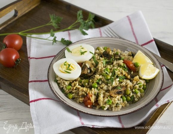 Яйца разрезать на половинки, подавать с кеджери. Приятного аппетита!
