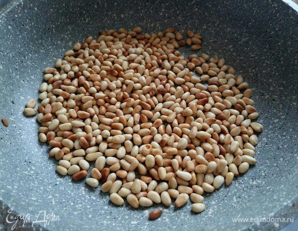 Кедровые орешки обжарить на среднем огне и на сухой сковороде до выделения характерного аромата.