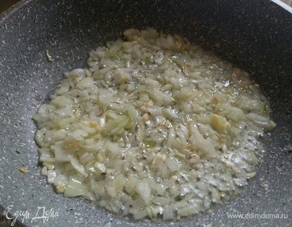 Лук и чеснок обжарить на медленном огне, в небольшом количестве растительного масла до мягкости лука (5 минут).
