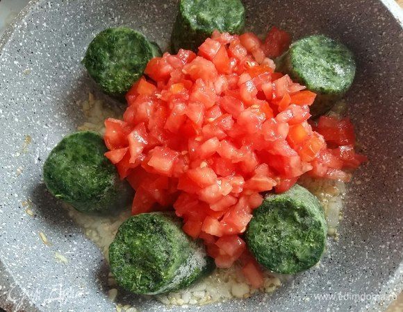 Добавить шпинат, я взяла замороженный, но считаю, что лучше использовать свежий, будет меньше жидкости. Добавить нарезанные томаты и тушить до выпаривания жидкости в течение примерно 6–10 минут. Переложить в чашу и дать слегка остыть.