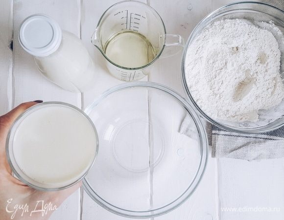 В отдельную миску высыпать 1 стакан муки (500 мл) и добавить соль и сахар. Перемешать. 