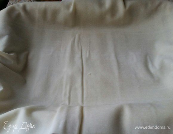 Взять форму размером 20*28 см (можно ориентироваться на эти размеры, но это не критично, если у вас будет, например, квадратная форма), смазать растительным маслом. Выстелить дно и бока тестом 2-мя листами теста фило. Тесто должно свисать с формы.