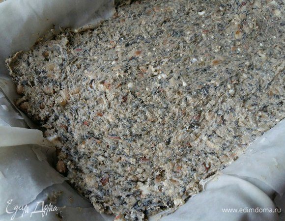 Выложить половину начинки на тесто.