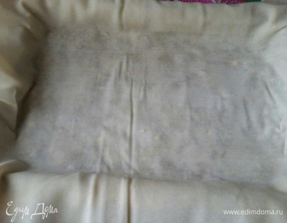 Накрыть еще 2 листами теста. Выложить оставшуюся начинку.