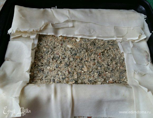 Завернуть аккуратно свисающие края теста вовнутрь. 