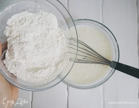 Медленно добавляем сыпучие ингредиенты в миску с жидкими и помешиваем. Настаиваем получившееся тесто примерно час. 
Все! Можно жарить блинчики.