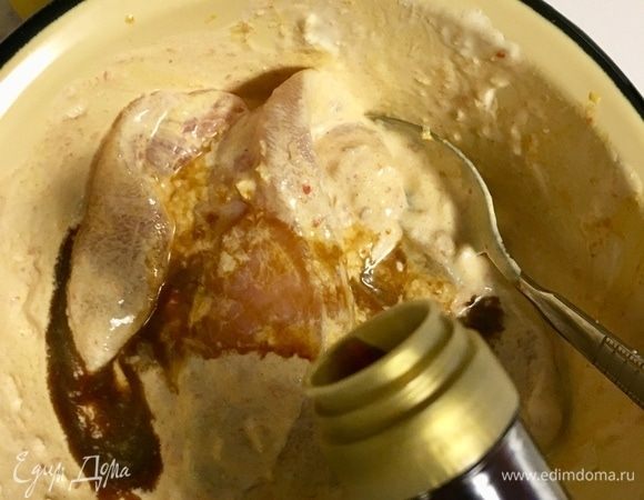 Я не солила, вместо соли добавила соевый соус. Но у меня еще была томатная паста домашнего приготовления, а она немного солоноватая.