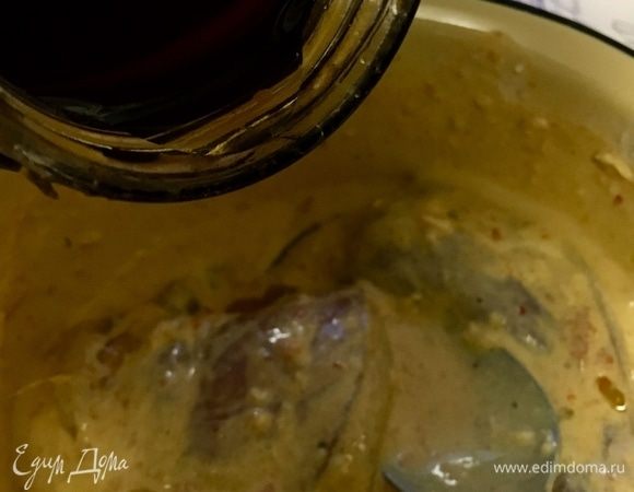 Для вкусового баланса остро-соленого я добавила еще и сладкого — чайную ложку жидкого меда.